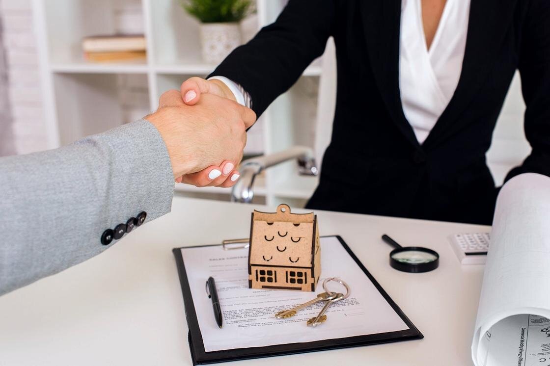    Женщина и мужчина пожимают друг другу руки:freepik.com