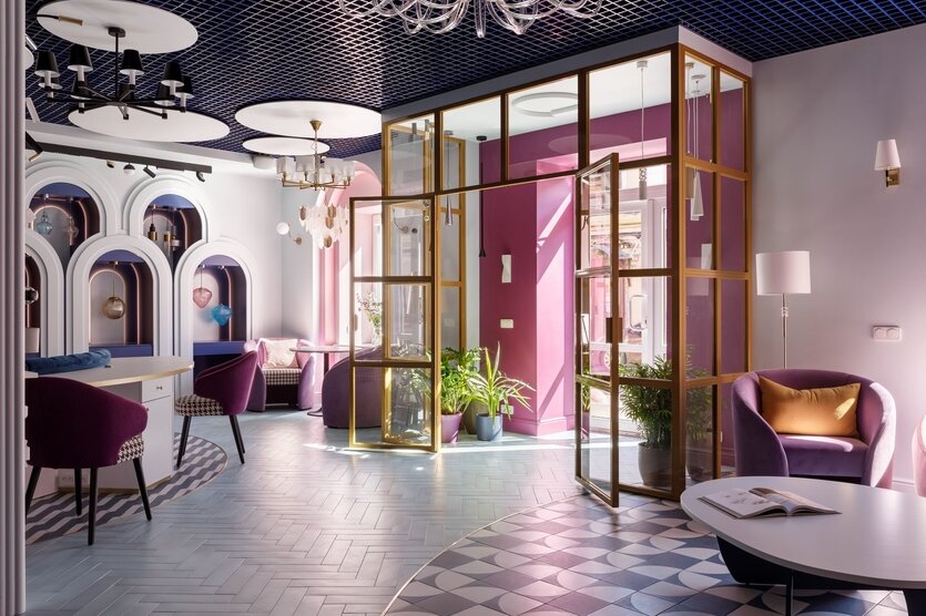 Входную зону дизайнеры отделили тамбуром из стекла, «оживив» его подвесными светильниками и растениями. Таким образом, входная зона стала похожа на небольшой зимний сад, она скрывает входную дверь и защищает от холодного воздуха с улицы. Напольная плитка, Equipe, Wow. Светильники из коллекций бренда Maytoni.