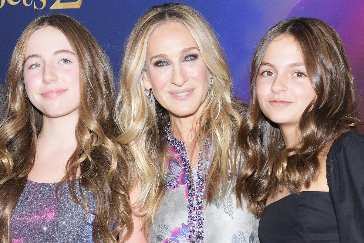     «Очарованием в маму»: Сара Джессика Паркер появилась на публике с дочерьми-близнецами