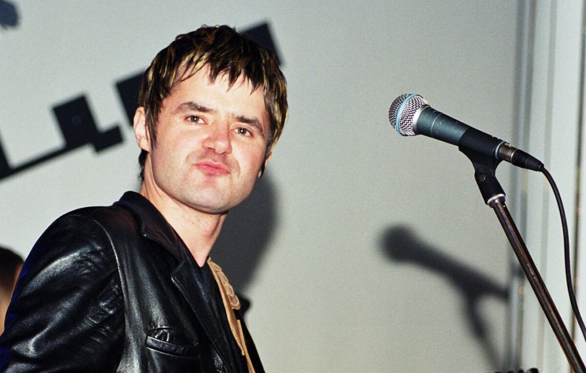 Он долго шел к своему успеху, скитался по разным ансамблям. А потом громко выстрелил с ностальгическим репертуаром 70-х годов. Чистые романтические песни сразу же пришлись публике по душе.-2