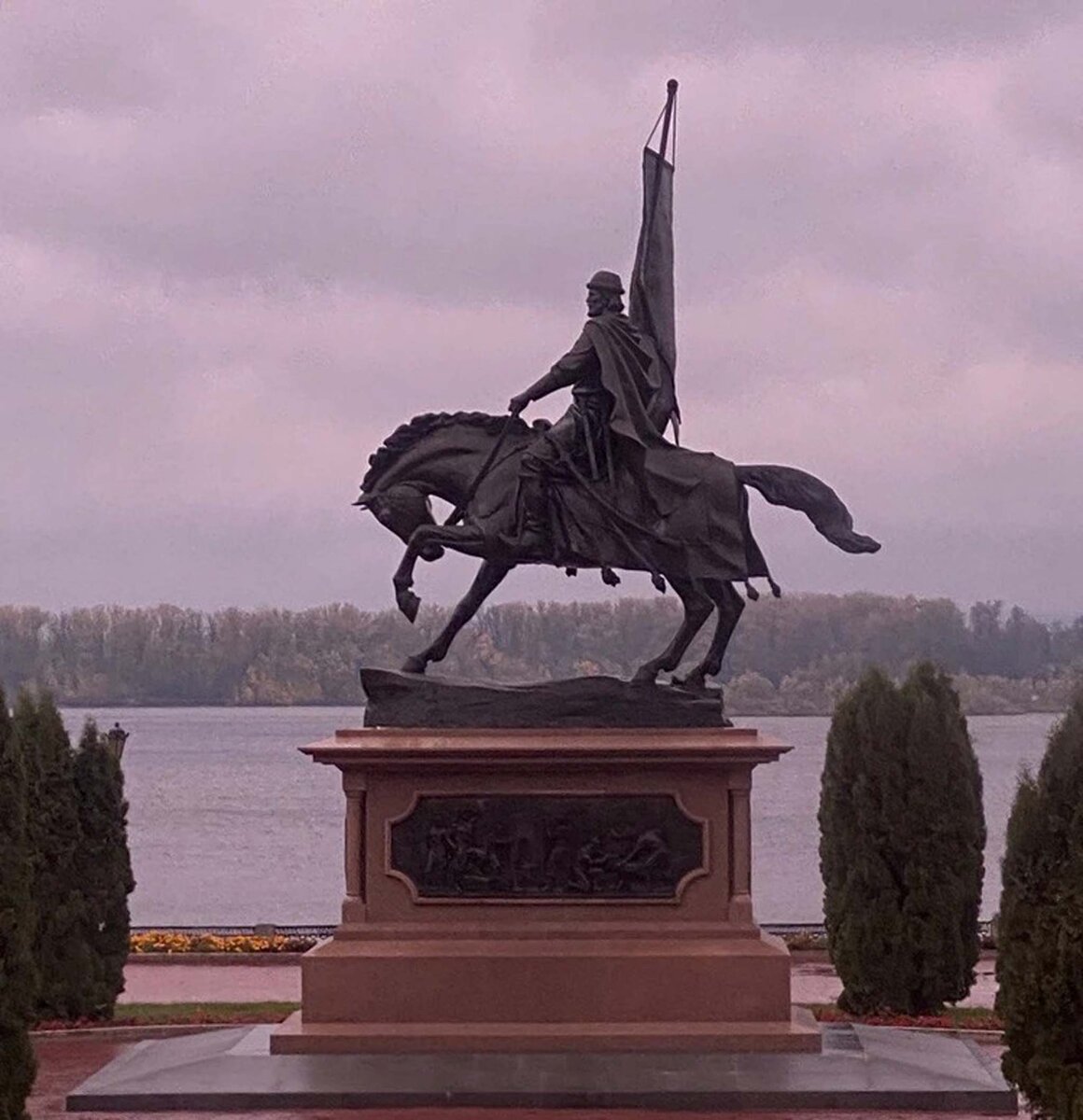    Памятник основателю города — князю и воеводе Григорию Засекину. Фото: Елена БОГДАНОВА