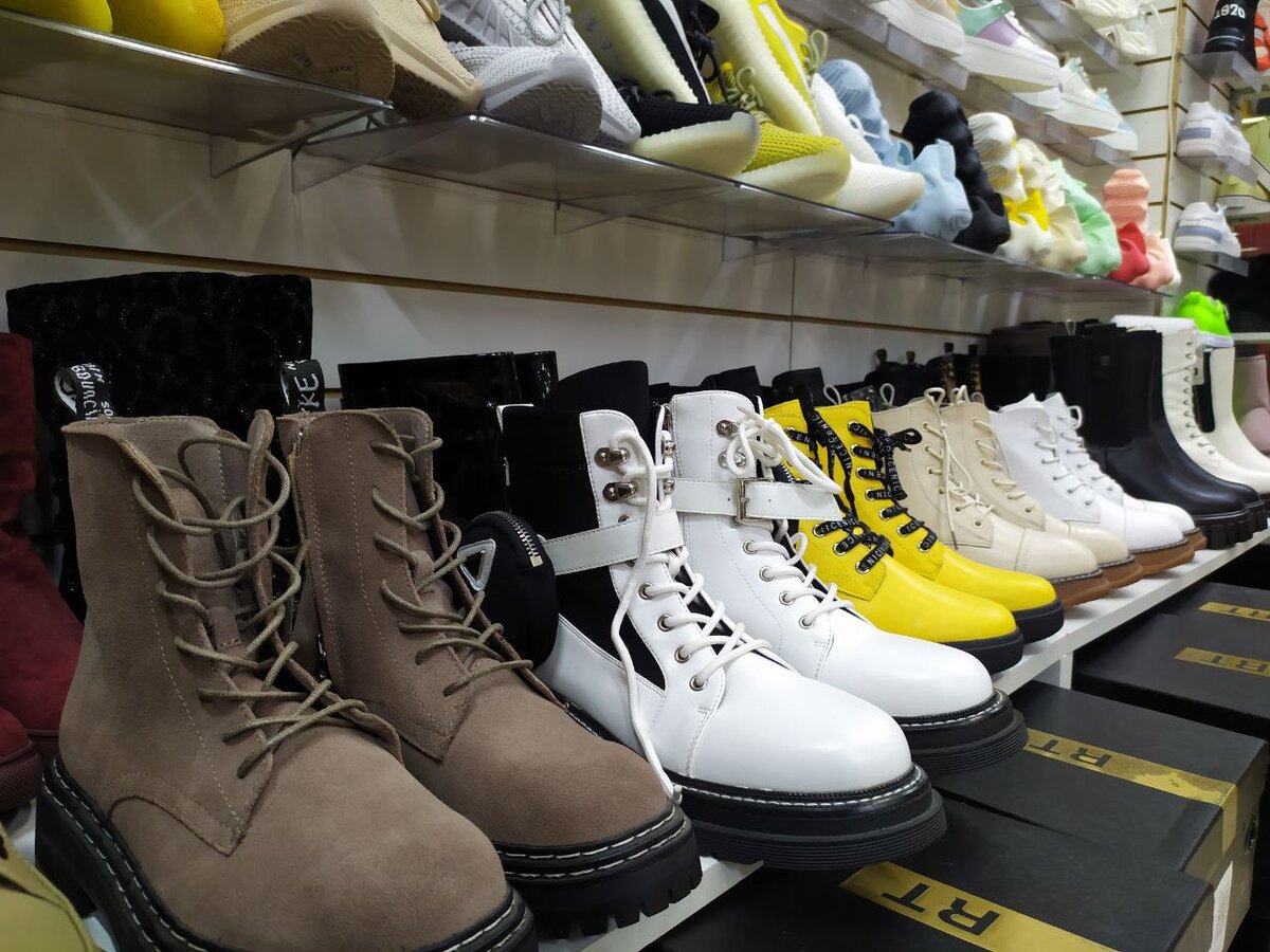 большой ассортимент демисезонной обуви