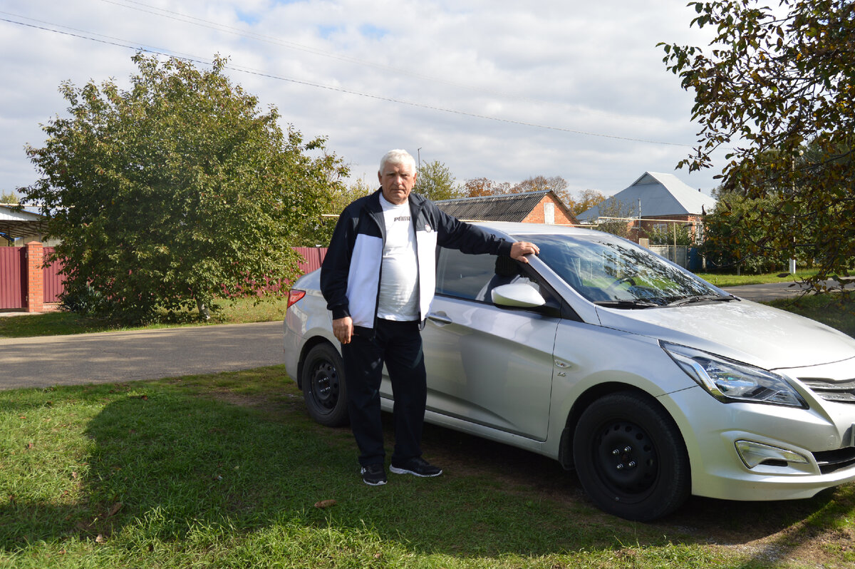 Фото автора. 22.10.2022. Автор у буржуйской машины. В последнее время у читателей возникают вопросы. То машину автор показывает чужую. То и автор, это вовсе не автор. Показываю фото автора и его буржуйской машины. Снимок сделала супруга автора. Вот Колхозный водитель транспорта, вот его машина. Дети и внуки живут отдельно. Это мы приехали из города. Ездили на футбол. Внук играл важный матч. Такой футбол, дед пропустить не мог. Районная футбольная школа играла с краевой футбольной школой. Команда внука победила со счётом 6:3. Гол внук не забил. Дед получил удовольствие от игры команды и внука. Теперь вы оцените, похож этот дед, на того парня который у БелАЗ на старых фото, или в армии на ГАЗ–69А.Сначала напечатал без буквы "А". Затем вспомнил, стоп, а "Иван Телегин"! Дописал букву, теперь спокоен.