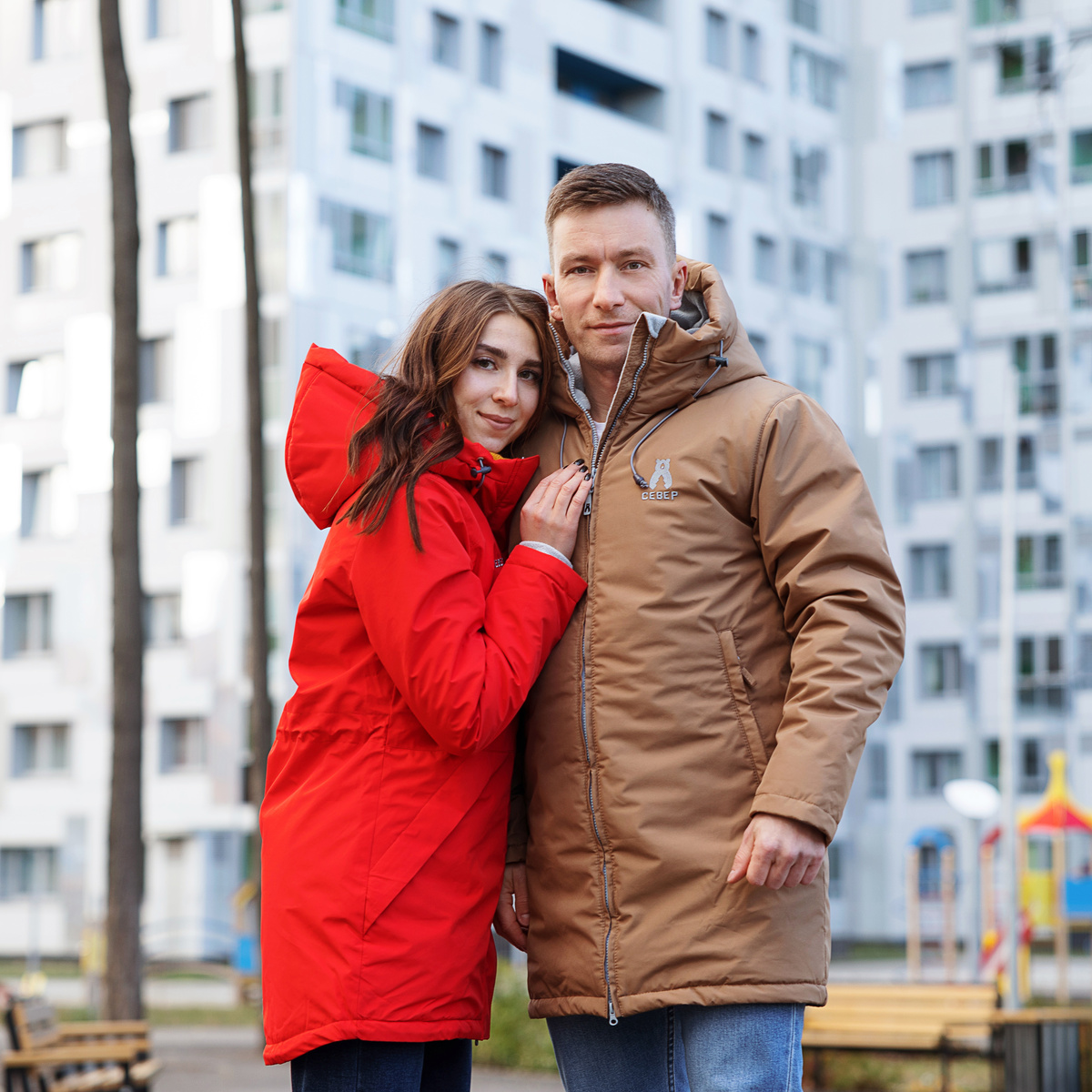 На фото женская парка СЕВЕР демисезон и мужская парка ИРЕМЕЛЬ