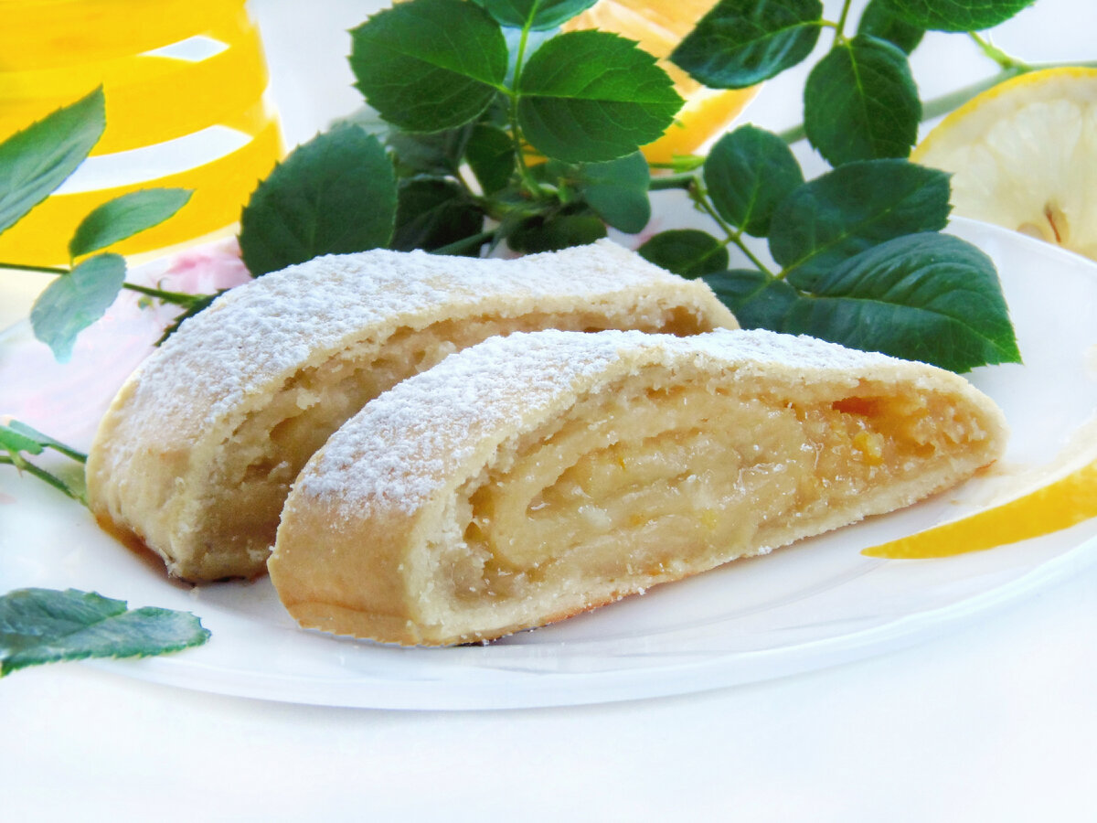 Пирожное лимонной начинкой сгущенкой
