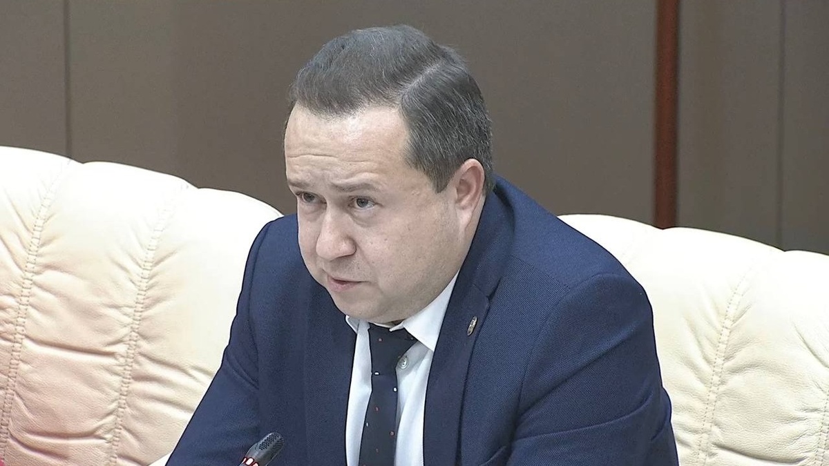     В Татарстане объединили действующие меры поддержки малоимущих беременных женщин и семей с детьми до 17 лет. Универсальное пособие начнет действовать в 2023 году. Об этом на брифинге в кабмине республики заявил управляющий отделением Пенсионного фонда России по Татарстану Эдуард Вафин.