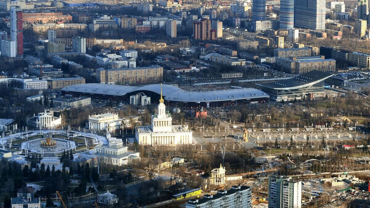    Вид на территорию ВДНХ со смотровой площадки Останкинской башни в Москве© РИА Новости / Алексей Майшев