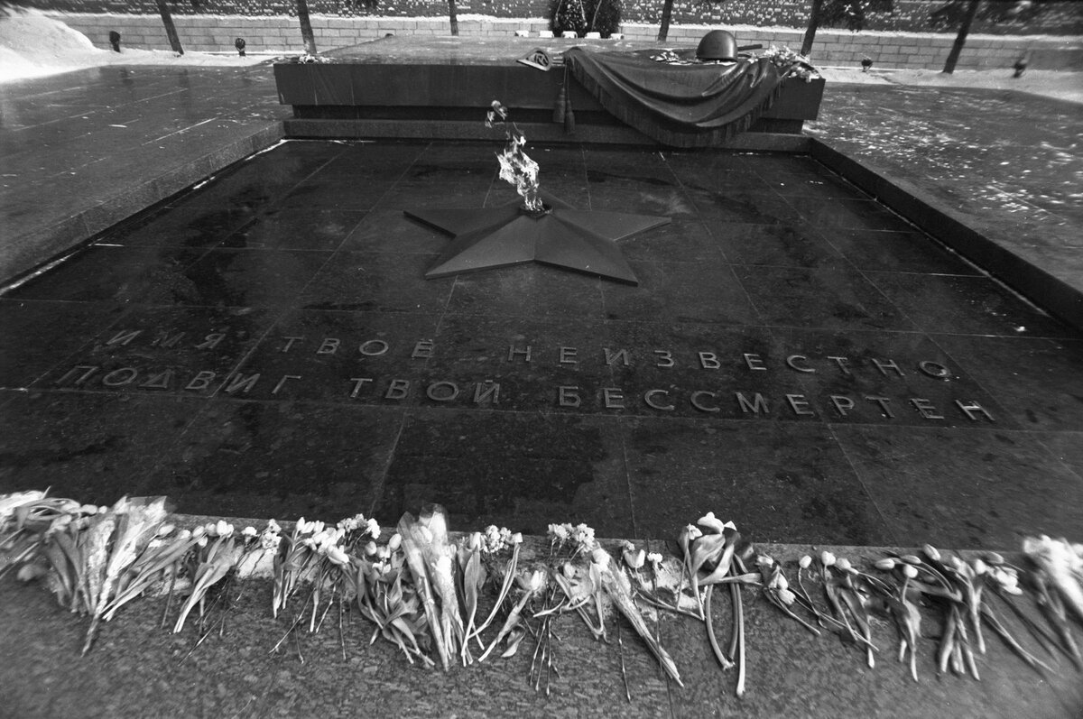 Скуратов Ю.С. Негатив черно-белый. Мемориальный архитектурный ансамбль «Могила неизвестного солдата». Надгробие и вечный огонь. Москва, март 1985 г. Из собрания ГВСМЗ