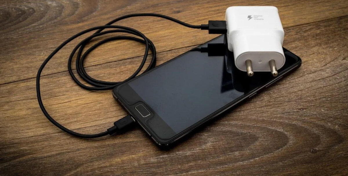    Кабель лучше скручивать кольцом — так больше шансов, что он не порвется