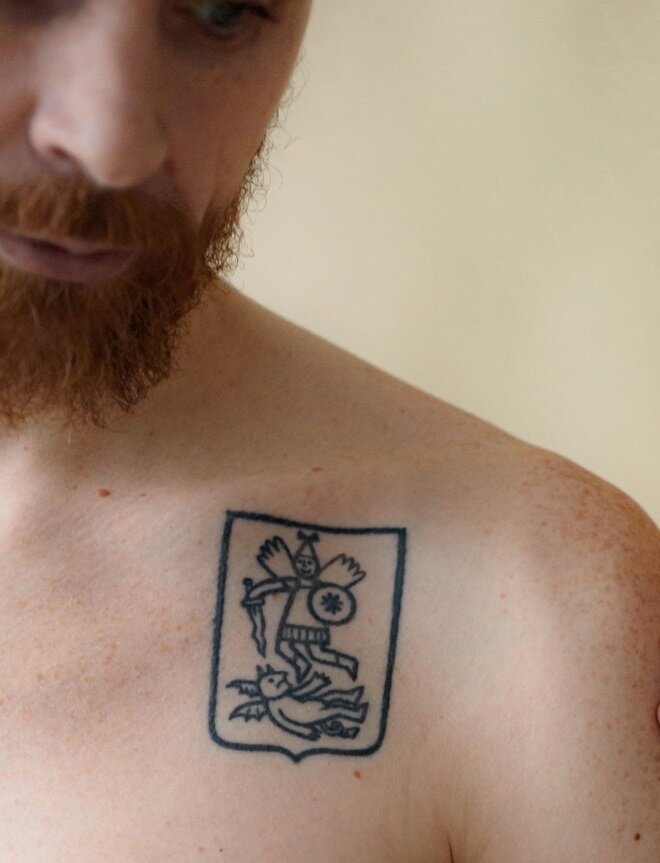 Татуировка с альтернативным гербом. 


