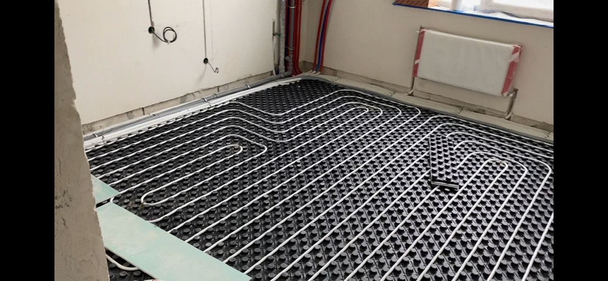 Такие полы после заливки стяжки сверлить уже нельзя.