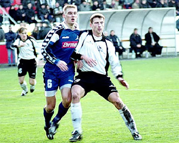 «Сатурн» (Раменское) - «Торпедо» - 0:1. Сатурновец Дмитрий Ляпкин (№6) против торпедовца Александра Ширко (№9). На дальнем плане торпедовец Александр Лухвич.