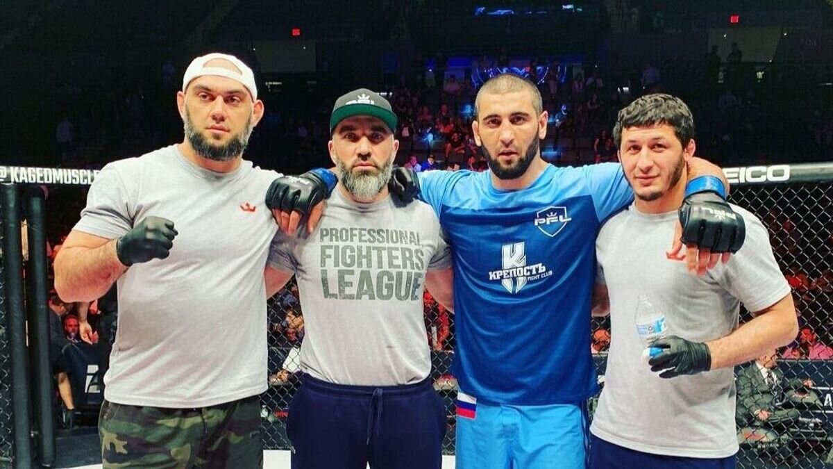    Российский боец ММА Али Исаев с командой© Соцсети спортсмена