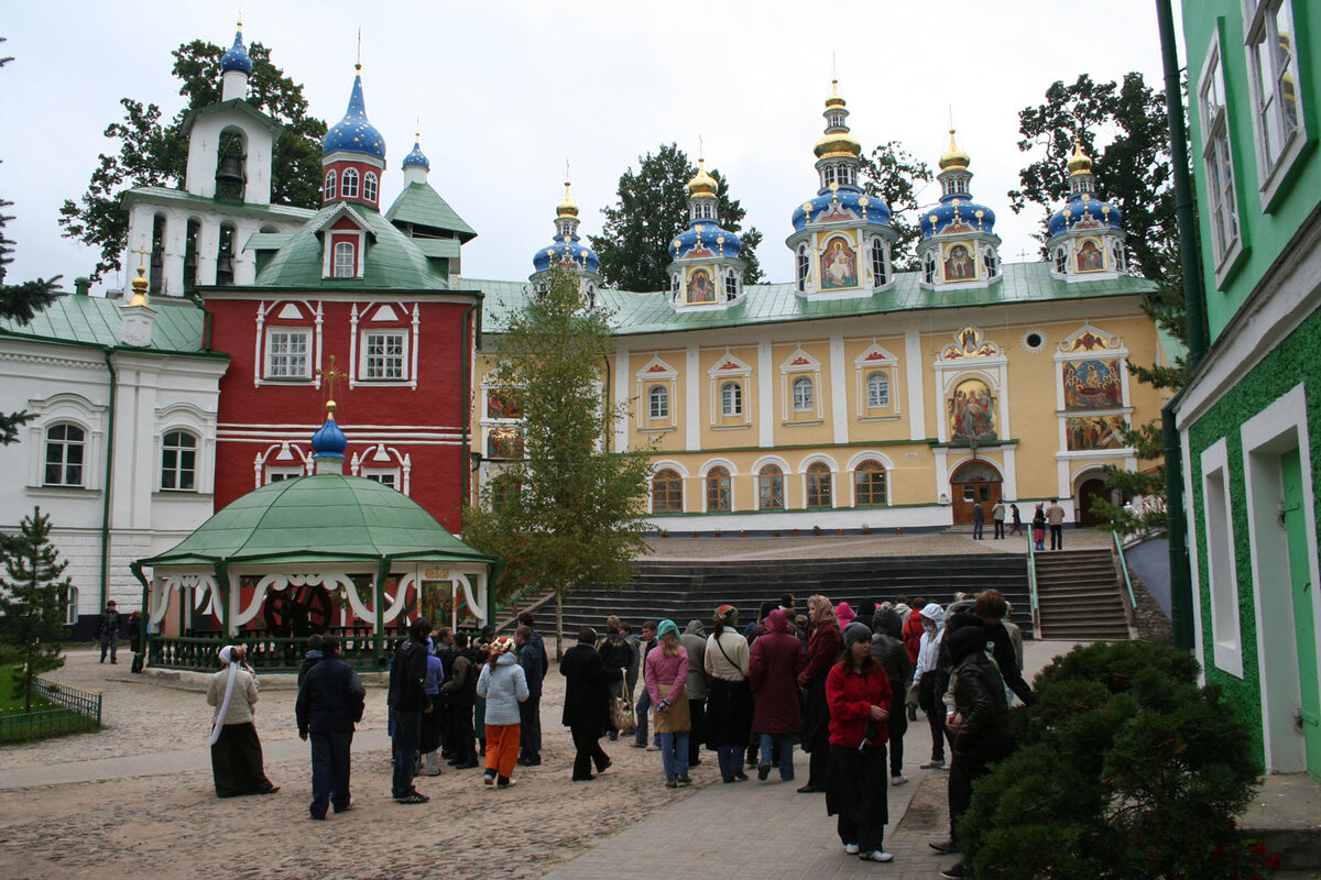 Монастырский двор