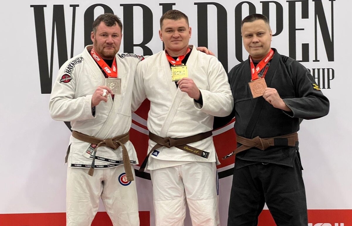 Александр Маслаков на пьедестале Чемпионата Мира в 2022 году