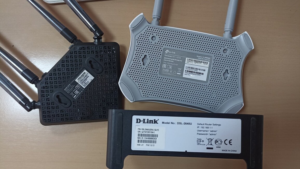 Расположение наклеек на роутерах обычно на стороне прилегания к плоскости эксплуатации.