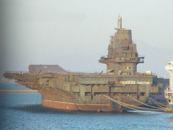 ТАРК “Варяг“ в порту Даляня 2003г.