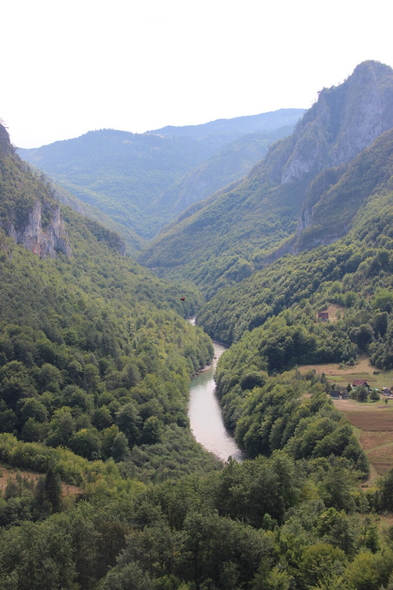 Вот та точка над рекой - это я. Найдете?