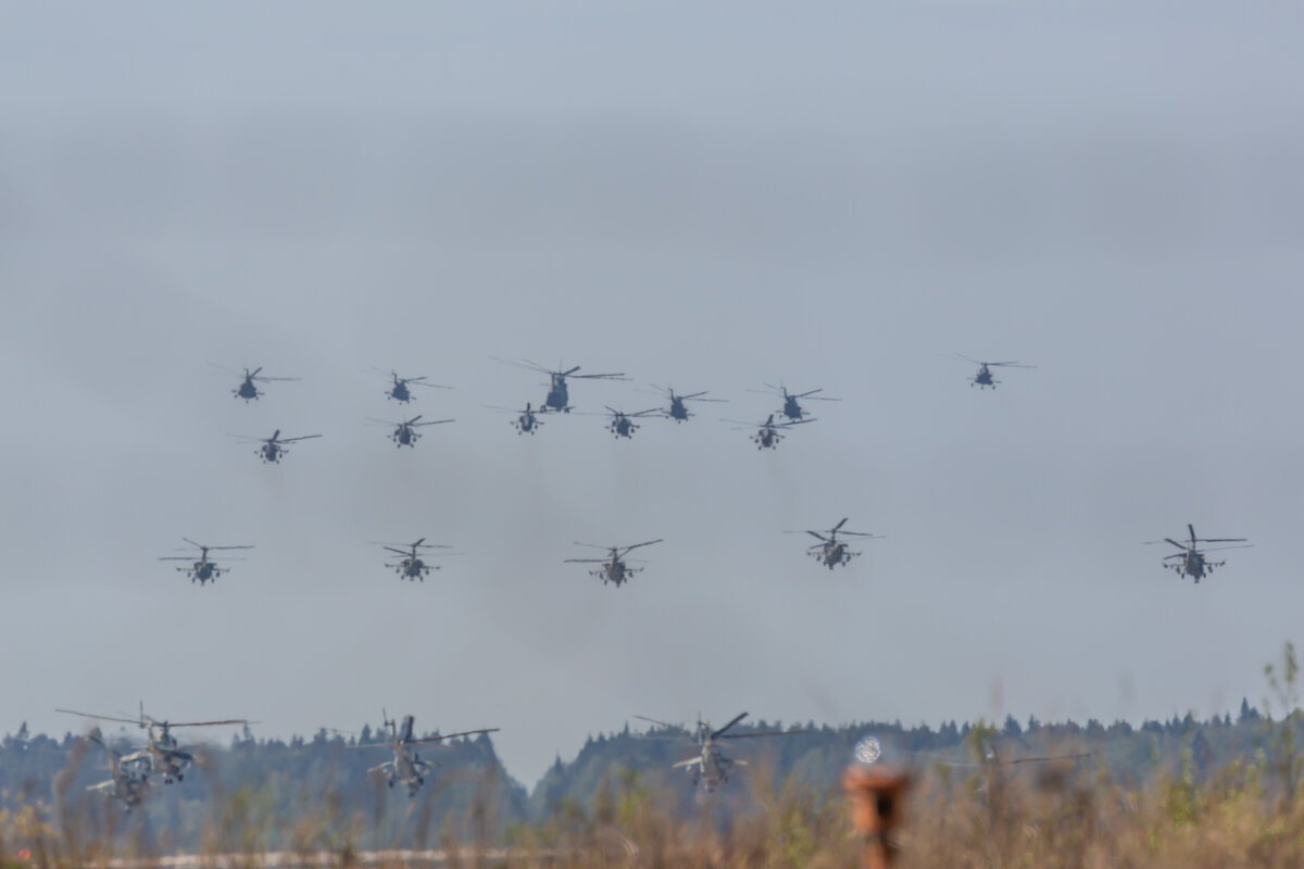 Взлёт вертолётной группы