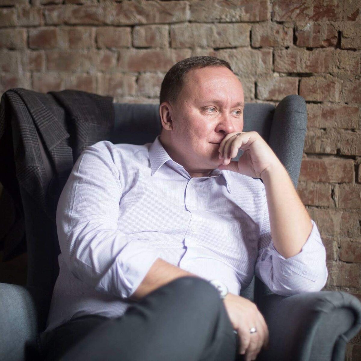 На рынке труда есть масса стереотипов. Например, один из них: «кандидат из большой и хорошо организованной компании – заведомо успешный и результативный».  
Если посмотреть CV таких кандидатов, так и впрямь, начинаешь в это верить. 

Тут тебе: строил бизнес, нарастил долю рынка, вывел на рынок новый продукт, подключил новую географию, создал эффективную команду продаж. 

Где то там, между строчек, маячит, конечно, что на этот результат работала вполне себе большая функциональная команда, с чётко распределёнными ролями, в понятной и проверенной временем и многими странами, организационной структуре. С внятными и компетентными сотрудниками, прошедшими через сито на одного ассессмент центра. 

Да и культура, в компании, где работал ( или работает), такой кандидат, как правило «бизнесовая». 

То есть, направлена на результат, поощряющая вовлеченность и стимулирующая рост компетенций персонала. Вы спросите, откуда я всё это знаю? Оттуда. Сам работал в топе FMCG, знаю на практике. 

У менеджмента, работающего в таких компаниях, как правило, три пути. 

Первый (и самый распространённый), работать в компании «до упора». Расти, покуда можно расти. Использовать все возможности, раз уж попал в эту «сказку». 

Путь второй (он же второй по популярности), перейти в другую, подобную компанию. Кстати, многие, легко и непринуждённо переходят к прямым конкурентам. Сливая при этом все, что можно слить (часто, за это их и берут туда). 

Ну и путь третий. К нему приходят, пройдя «до конца» первый и, несколько раз «попрыгав» во втором варианте. Этот третий путь, начать работу в мелком или среднем, чисто Российском бизнесе. Тут тебя рады видеть. И зарплату, и пакет, как правило, предлагают больше. И, часто, это в твоём родном городе, и есть, наконец, повод, пожить комфортно, с семьёй и без постоянных переездов. 

Только вот названия должностей другие. Был ты, к примеру «региональным менеджеров по продажам», а стал «коммерческим директором» в среднем регионального значения бизнесе. 

Ну, в сущности, что меняется то? 

Управление продажами есть? - да есть. 

Управление персоналом? – да тоже есть. 

Продукт? – вполне себе понятный, с долей рынка, историей, на локальном уровне. 

В общем, нет никакой разницы, думает наниматель. Сейчас возьму себе «крутого спеца» и выйду на соседние рынки, а то и на столицу замахнусь. Спец, этот, всё мне организует (он же вон в какой компании, столько лет работал!). И инвестировать в него я готов. И люблю я его уже заранее. 

Внутри даже холодок такой приятный образуется, от ощущения удачи. 

А что кандидат. Кандидат думает так: я приду и научу их всех делать «как надо». Кого надо заменю быстро (благо опыта тут масса). Сети и ключевые заказчики, меня знают (дверь ногой открывал). Собственник, меня любит и хочет ускорить процесс моего выхода. Ну и «плюшки» приятные появляются, в виде статуса. Да и локация удобная. Масса плюсов. 

Выходит такой кандидат на работу, и, после торжественной части «посвящения», когда, твои уже теперь, сотрудники смотрят на тебя полными надежд глазами, наступает погружение. 

Погружение в суровую реальность. К тебе идут все кому не лень. От вопросов по туалетной бумаге в офис до подписи кучи, каких то непонятных документов. Ты участвуешь в странных совещаниях, где все, собираются, словно просто «поговорить», где ничего не фиксируется и все, лениво смотрят на часы. Ты пытаешься получить нужную информацию и, обнаруживаешь, что её просто нет. Ты видишь переговоры, которые люди ведут между собой в электронной почте, сидя за соседними столами. Ну и собственник, вдруг, странно меняется. Задачи, которые на интервью, на входе, казались долгоиграющими и требующими проработки, вдруг, стали в разряд «срочно и вчера». 

А, и вот ещё что чуть не забыл, ты, вдруг, убеждаешься, что привычные службы, которые должны быть в управлении коммерсом, вдруг «рулятся», напрямую собственником. И тебе это кажется не понятным и странным. 

Что будет в результате? Почти в 80% случаев: жизнь на работе, не выполнение в срок задач, низкая результативность (с точки зрения ожиданий собственника), эмоциональное выгорание и, расставание по негативному сценарию. И тут уже без «золотых парашютов», к которым так привык в прошлой жизни. В общем: «гора родила мышь». 

Виновата система, скажет в таком случае кандидат. И будет в чём то прав. Система с непонятной корпоративной культурой и «токсичной», как модно говорить средой. И тут ни зарплата высокая не поможет, ни статус. Тут нужно, «засучив рукава», приготовиться к долгой и грязной работе. 

Методично менять среду вокруг себя. Забыть про прошлые регалии и привилегии. И, что очень, кстати важно, уметь строить всё своими руками. 

Но тут, такие люди, входят, как бы в противоречие со своим опытом. Там, в прошлой жизни, они были окружены незримой заботой эффективной корпоративной культуры. Их, как бы не было видно, этих «помощников», но, по факту, всё шло в правильном направлении. 

А здесь, помощники, вроде как есть, и ты на них тратишь уйму времени, но процесс не идёт. 

И собственник, как то видит всё это и всё меньше склонен не доверять. 

Многие ломаются в такой ситуации. А знаете почему? Есть у меня версия одна. 

Большие корпорации, особенно международные, устроены по типу: делай, как положено, и будет тебе счастье. Особое мнение, оно не приветствуется. Да оно и не нужно. Мышление, становится, скажем, так «групповым». Приветствуется коллективный метод принятия решений. А это означает, что за это решение, несут ответственность многие функции. Да, решения, при этом методе, принимаются медленней, порой очень медленно. Зато они выверены с высокой точностью. Часто, большие корпорации, при этом, теряют сиюминутную прибыль и быстрые возможности. Но в целом, эффект «массы» бизнеса, нивелирует эти потери. 

А в русском бизнесе то всё наоборот! Решения нужно принимать быстро. И нести за них персональную ответственность (что бывает в корпорациях очень редко!). Помощники ничем не помогают. А ещё, нужно быть готовым, пройти инстанцию собственника, где рождаются, порой, очень даже иррациональные варианты. 

В этом, в основном, и состоит основная причина неудач успешных корпоративных «звёзд», на нашей серой реальности. И наоборот, те, кто, работая в корпорациях, имел собственное мнение, не боялся его демонстрировать (и, поэтому медленней росли по карьерной лестнице), гораздо более успешны в сложных локальных проектах. Это люди, которые готовы ставить под сомнение не работающие правила, и, готовы создавать и строить новые. 

Как мы называем их, «люди со стержнем». 

К чему я настоятельно призываю работодателей: смотрите на реальные умения кандидатов. 

Попросите их детально составить план действий в роли. Попросите их учесть риски. 

Как правило, всё открывается после такого интервью. 

Ну а кандидатам? Кандидатам я рекомендую правильно оценивать свои силы и возможности. 

Учесть вариант, что можно «не справиться». И иметь план действий на этот счёт. 

Возможно, иногда, если вы не готовы к вызовам внешней среды, наступить на горло собственной песне и остаться в корпоративной матрице. Ибо, особого мнения она, конечно, не приемлет (эта матрица), но в ней так комфортно и тепло :) 

Зачем, без лишней на то необходимости, рождать мышь? 



P.S. 

У меня есть принцип, не писать о том, чего я не знаю на практике. И этот пост не исключение. 

Я, 15 лет работал в западных «матрицах». Мой рост там, по карьерной лестнице, происходил, скорее вопреки системе. Просто в то время, розовое и полное надежд, когда бизнес рос на 30% в год, нужны были неординарные решения и неординарные люди (на западе о таком росте давно забыли). Как только рост закончился, потребность в этих решениях (и людях) тоже закончилась. 

Но, природный нон конформизм, позволил реализовать себя в других проектах, в проектах «создания правил». 
