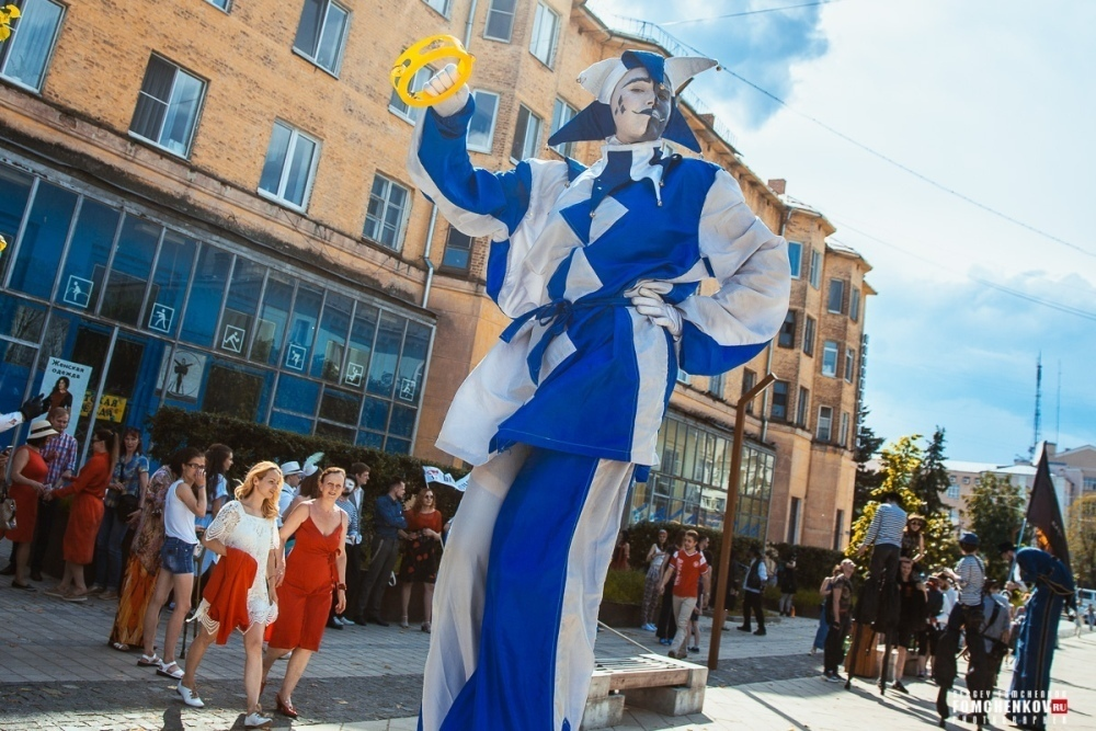 
 В городской жизни Смоленска наметились очевидные улучшения, которые привлекают внимание не только жителей Смоленска, но и его гостей. За последнее время некоторые из них настолько очевидно бросились в глаза, что стало радостно и захотелось крикнуть погромче: «Эй, посмотрите все, что у нас есть».      