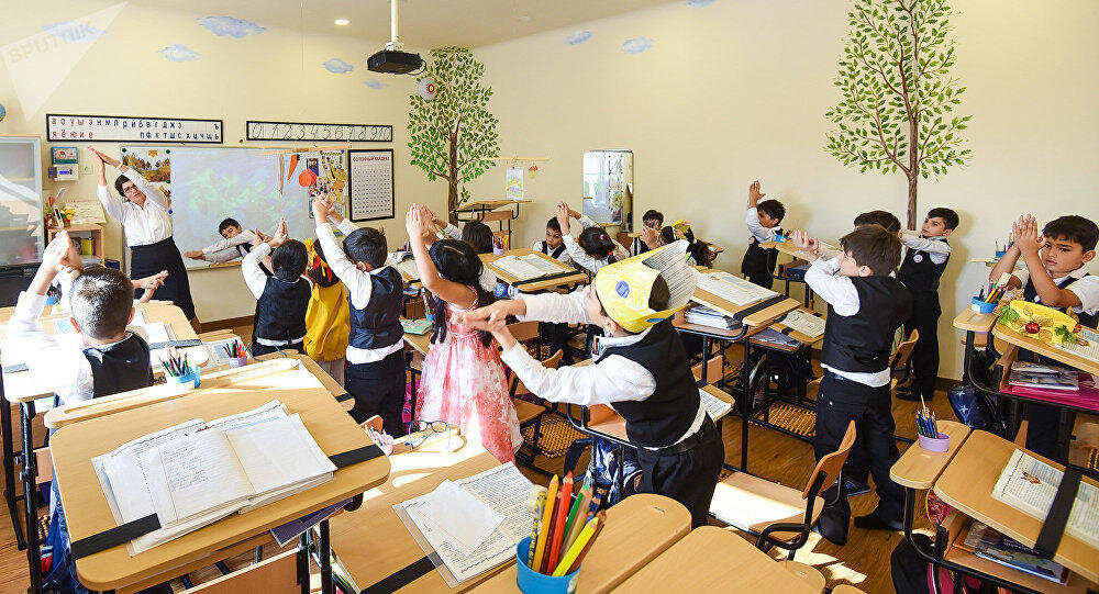 На илл.: Азербайджан. Школьная программа "Sağlam təhsil - Sağlam millət" ("Здоровое образование - здоровая нация").​​​​