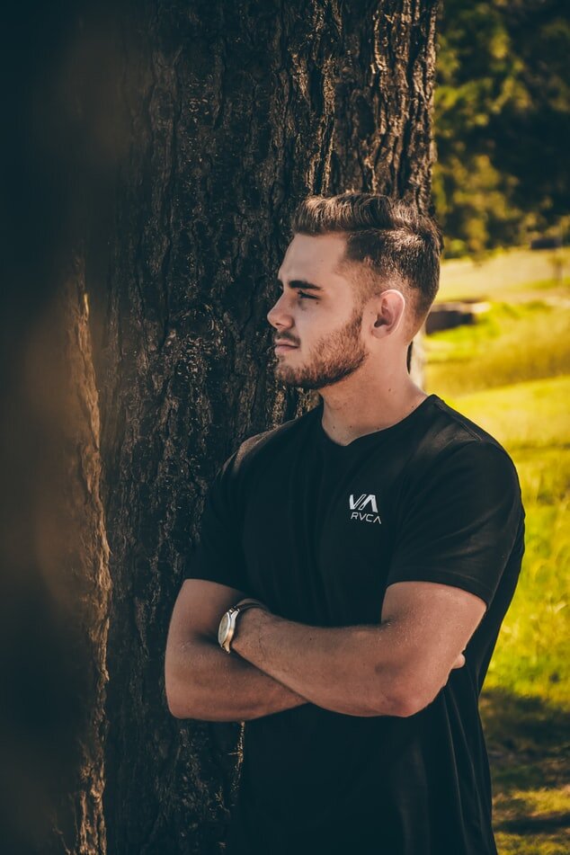 Он называет её последними словами. Выливает "ведро помоев". Ведёт себя очень некрасиво и клянётся, что к таким .......... как она - не возвращаются.