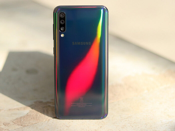 Все представители новых линеек Galaxy A и M имеют практически одинаковый дизайн, не является исключением и A50. Смартфон выполнен в корпусе из пластика, который изгибается по краям и переходит в боковую рамку. Тут используется качественный пластик, который ощущается почти как стекло, но при этом является менее скользким.
