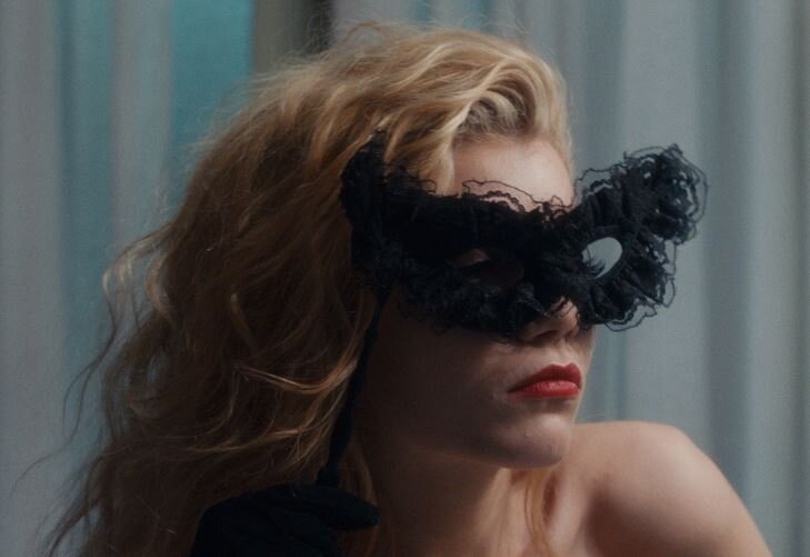 Тут НЕСКОЛЬКО фото,  нажимаем на стрелочку 