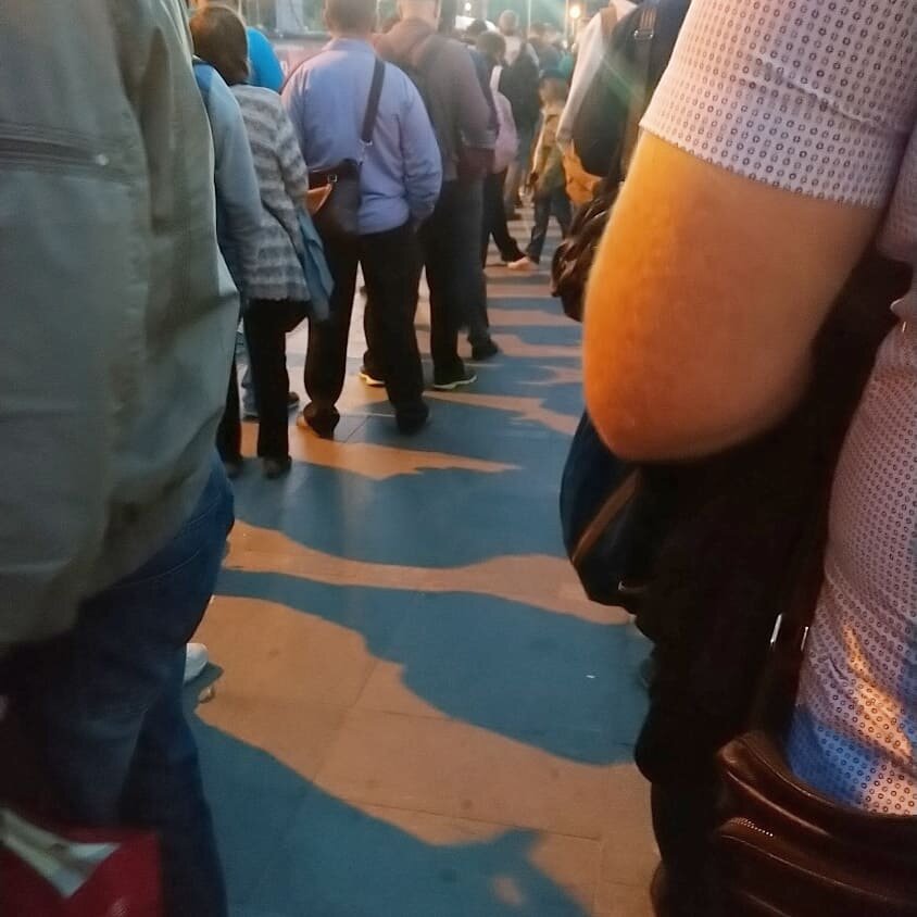 Одна очередь(слева) это те, кто стоят в очереди.