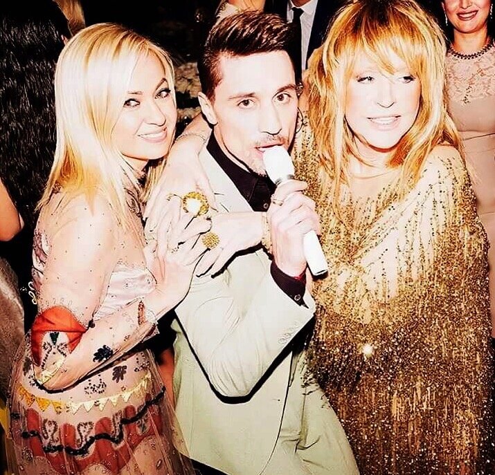 Скандальная вечеринка звезд шоу бизнеса. Кейт мосс на вечеринках. Собчак в клипе тимати. Кейт мосс с тусовки. Celebrity birthdays.