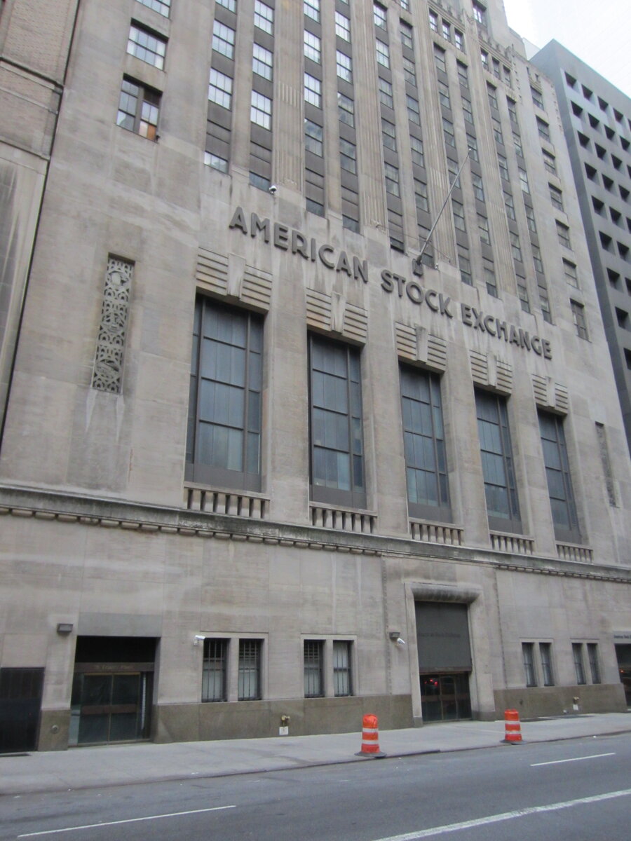 Здесь живут акции (Another Believer, New York City, May 2014 - 062, CC BY-SA 4.0)