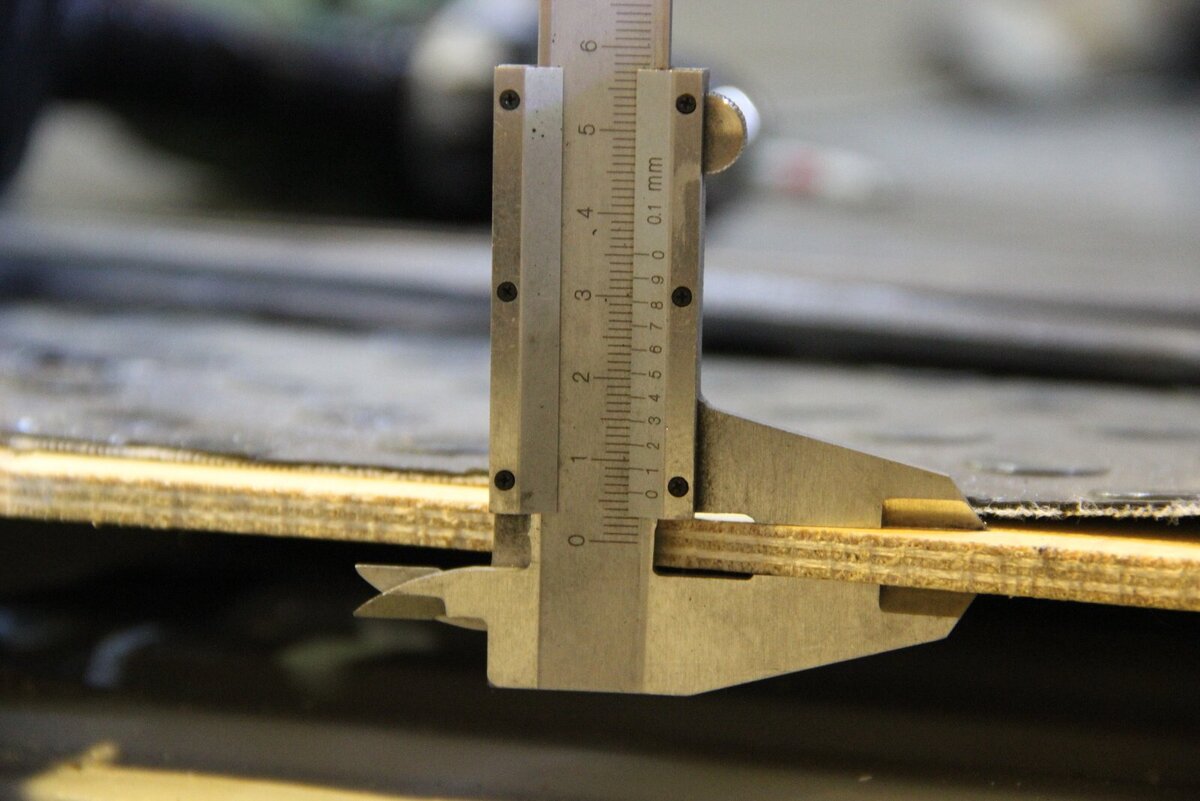 Фанера толщиной всего 6мм. Под ногами она прогибается.