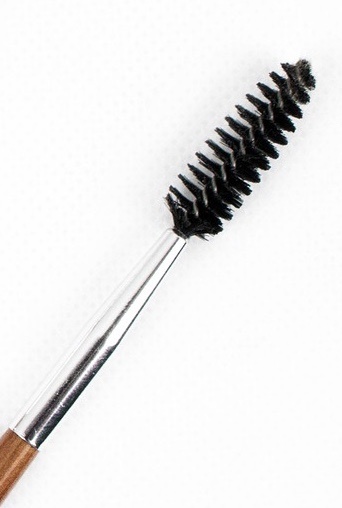 Такой щеткой удобно счищать хну с бровей