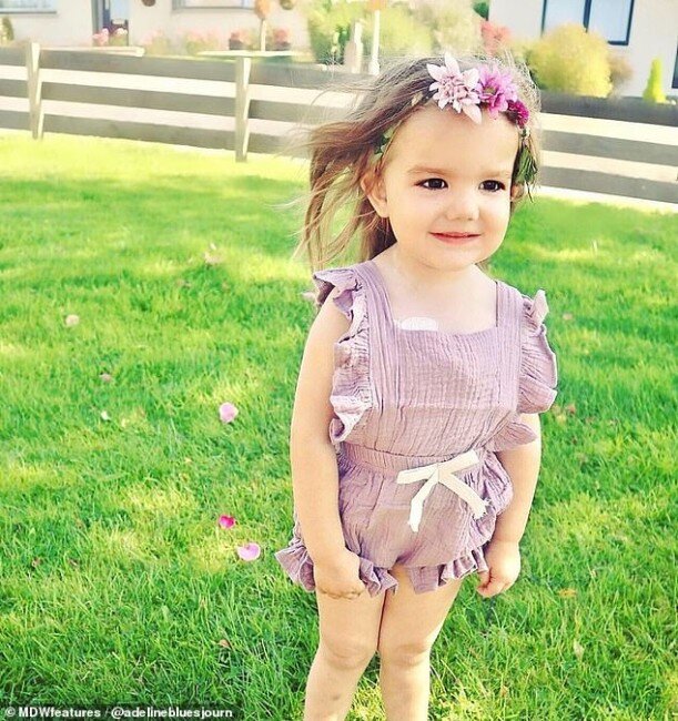 ребёнок плачет в детском саду. двухлетняя девочка в садике. девочка описалась в детском саду. прогулочная площадка в детском саду. двухлетняя девочка в садике.