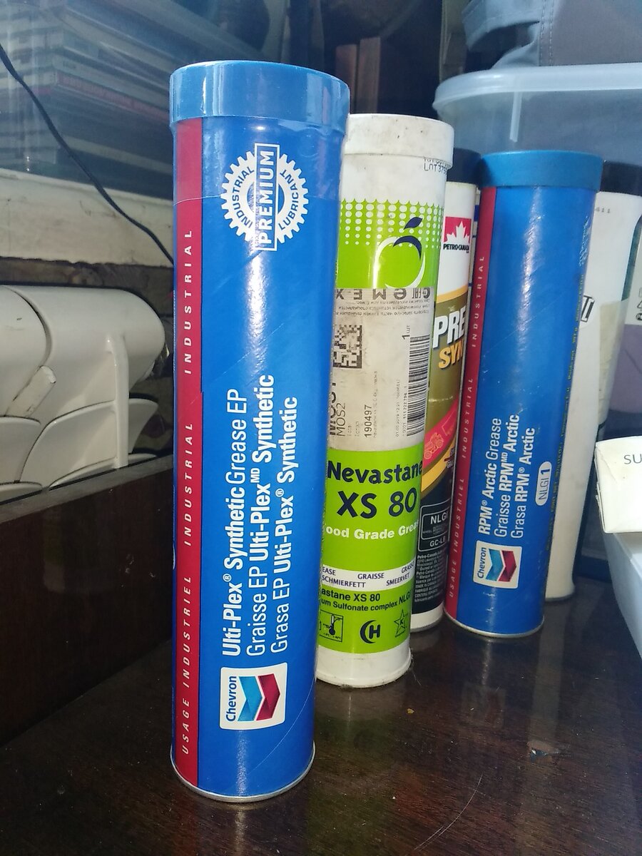 Даже на этой небольшой фотографии смазки на совершенно разных базовых маслах и с разными загустителями, и конечно, для разных узлов