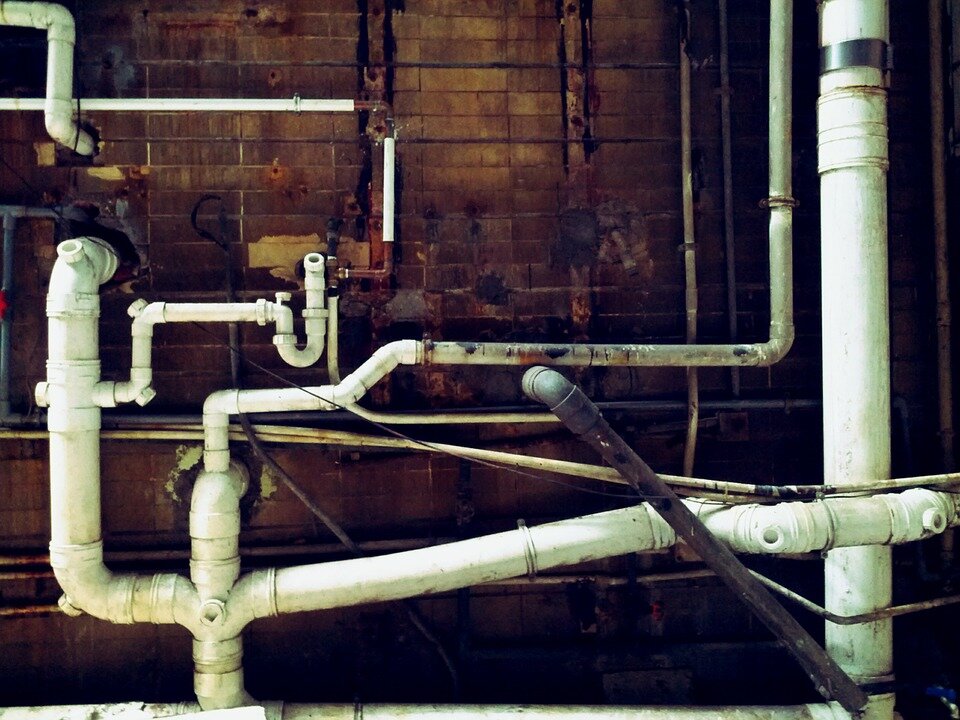 https://pixabay.com/photos/water-pipe-wall-pipe-brick-518030/