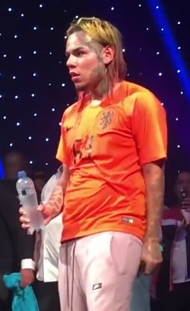 Источник: "File:6ix9ine June 2018 (cropped).jpg" by Alexis Jazz is licensed under CC BY 3.0 