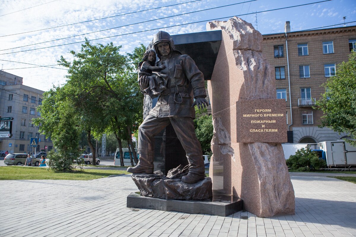 Памятник недорого новосибирск. Памятник пожарному в Новосибирске. Памятник спасателям в Новосибирске. Памятник героям мирного времени Новосибирск. Памятник героям мирного времени пожарным и спасателям Новосибирск.