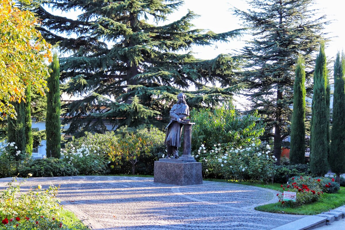 Памятник художнику-маринисту И. К. Айвазовскому