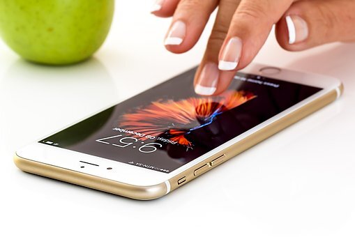 https://cdn.pixabay.com/photo/2016/12/09/11/33/smartphone-1894723__340.jpg
