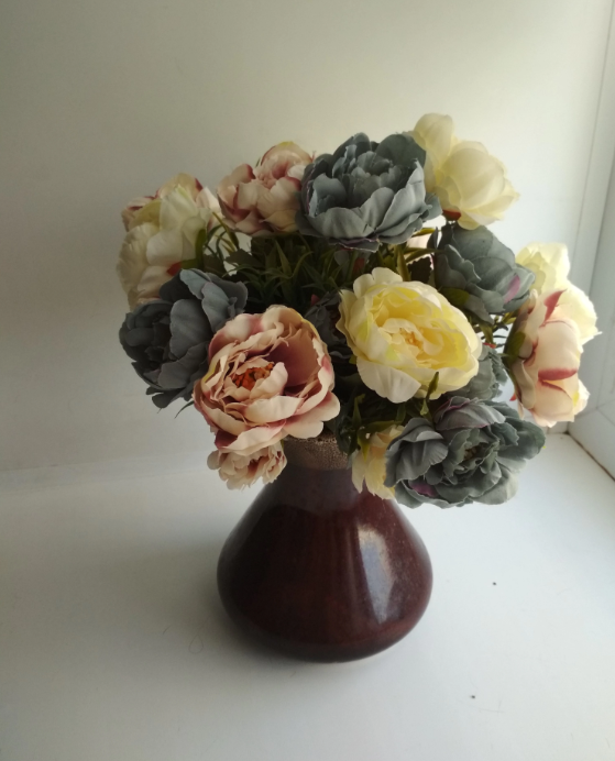 Будучи в депрессивном состоянии уронила керамическую турку, 
которая и стала теперь вазочкой. 