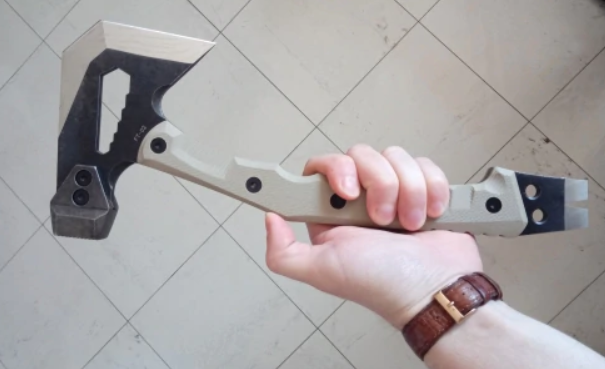 Многофункциональный топорик