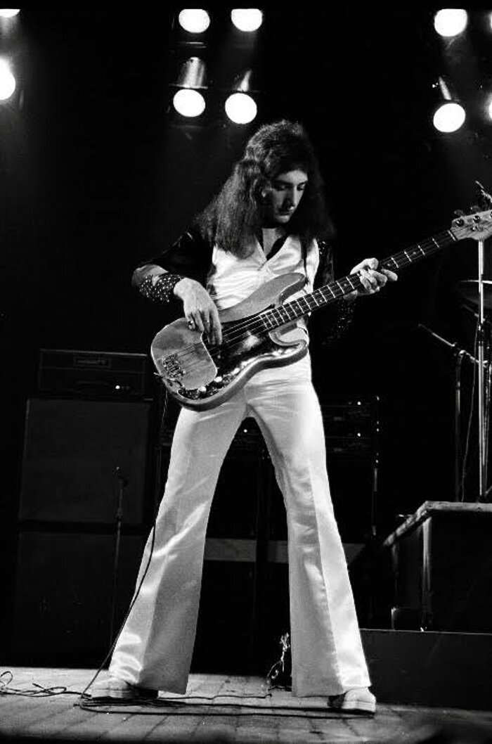  Джон Дикон начал сочинять песни позже остальных участников "Queen"