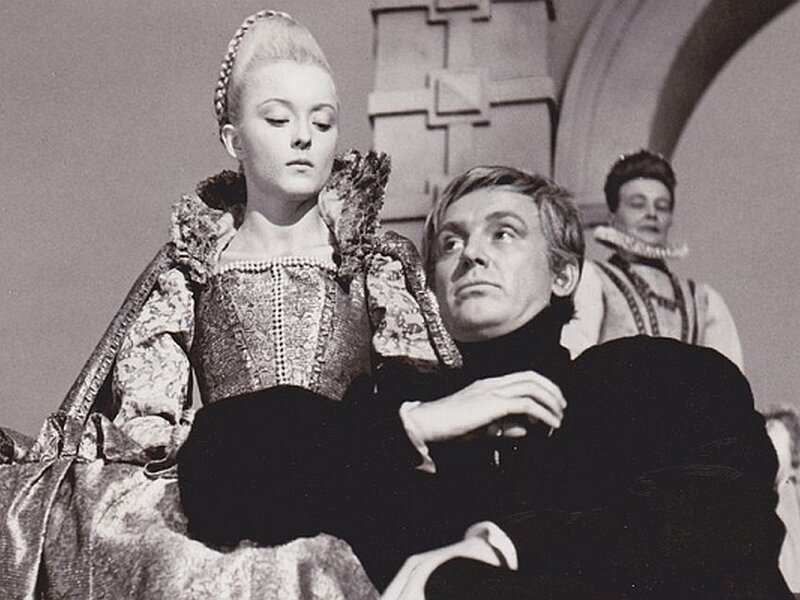 Вертинская в роли Офелии и Смоктуновский в роли Гамлета. Кадр из фильма. Фото из открытых источников.