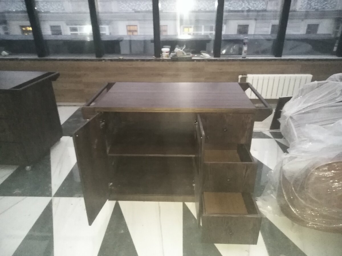 Вместительная  тумба со столешницей под которой две зоны хранения.