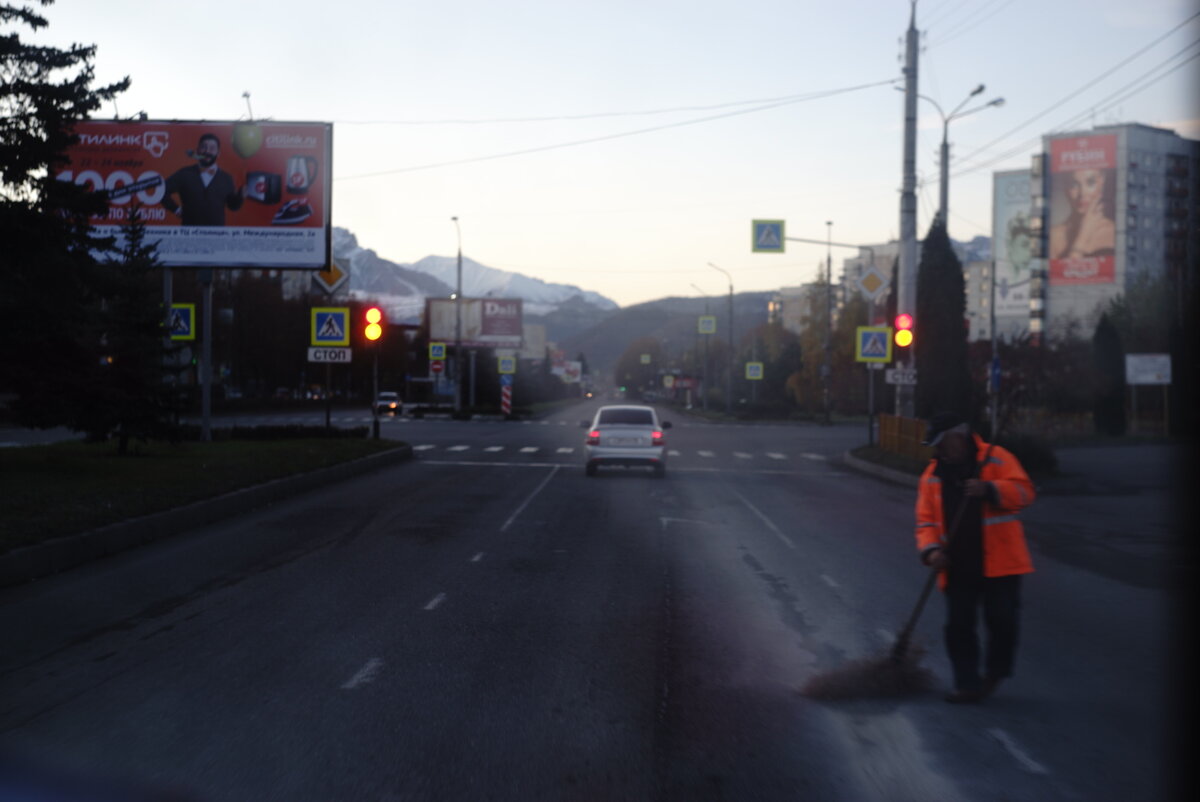Заниженные приоры, суровый взгляд прохожих, это первое, что я увидел во Владикавказе