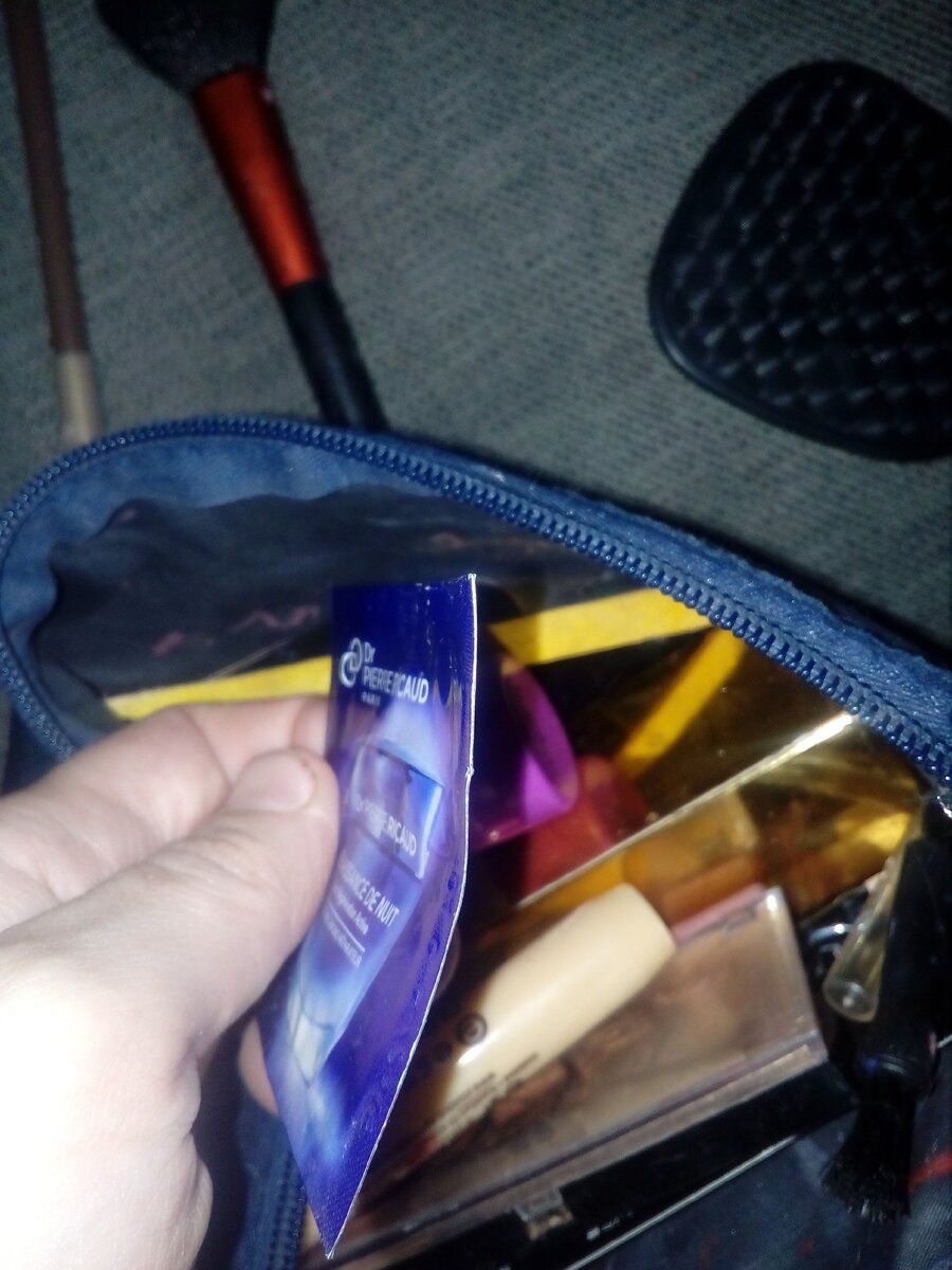 Ну, Вы поняли, как выглядит пробник. Стоит чуть-чуть надорвать, и почти всё содержимое выливается)