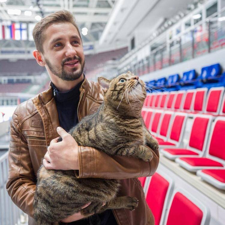 Кот Виктор с хозяином Михаилом