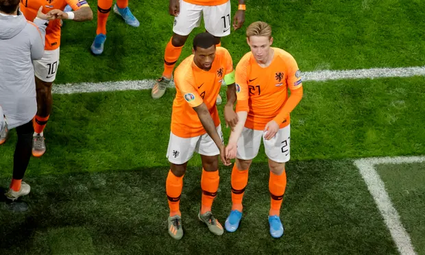  Георгинио Вейналдум и Френки де Йонг выступают против расизма во время победы Нидерландов над Эстонией на этой неделе. Фотография: